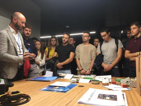 Studenti visitano il Free Mind Foundry