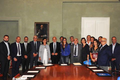 foto rettore e rappresentanti delle imprese