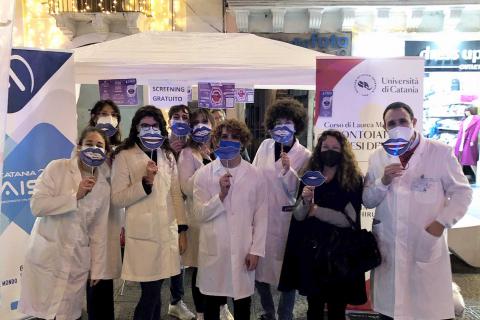 gli studenti insieme con i docenti Gaetano Isola e Carla Loreto