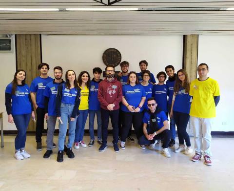 In foto il prof. Filippo Stanco insieme con alcuni studenti del cdl in Informatica (foto scattata in periodo pre-Covid)