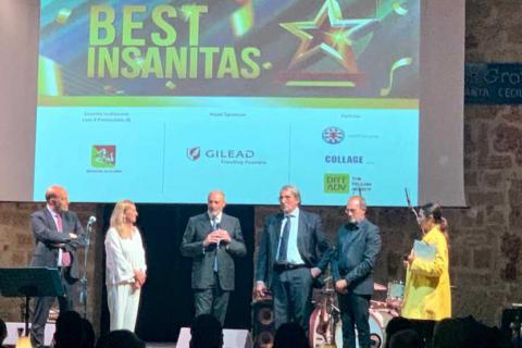 Un momento della consegna del premio al prof. Veroux