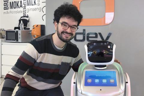 Marco Rosano e il robot Sanbot