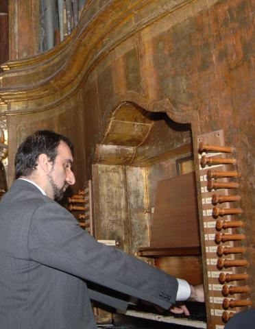 Il prof. Paolo Cipolla suona l'organo monumentale di Donato Del Piano
