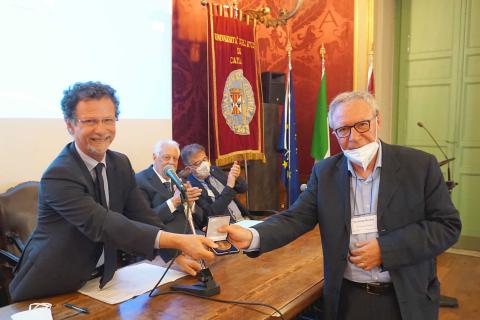 In foto un momento del conferimento del riconoscimento da parte del rettore Francesco Priolo al prof. Giuseppe Mulone