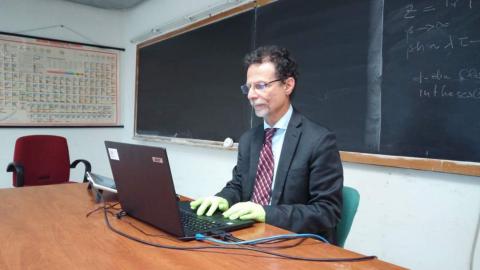 Il rettore Francesco Priolo mentre tiene una lezione a distanza