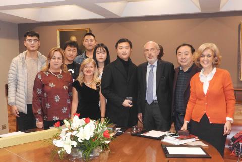 Nella foto il rettore insieme con le delegate all'Internazionalizzazione, gli studenti e lo staff cinese