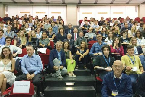 Il rettore Francesco Priolo con il premiato Lamberto Maffei, i docenti e gli studenti