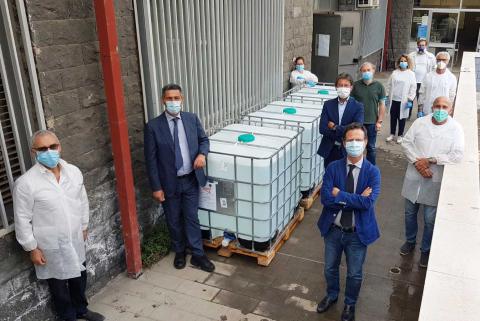 Nella foto il rettore Francesco Priolo e il dg Giovanni La Via con il prof. Roberto Purrello e lo staff e la soluzione igienizzante inviata al Nord