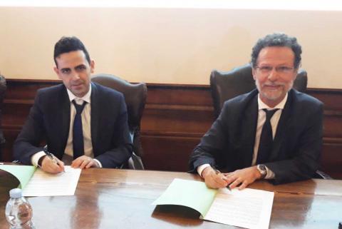 la firma dell’accordo, da sinistra Stefano Suraniti e Francesco Priolo