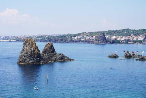 lo specchio di mare tra l’Isola Lachea e il Castello d’Aci