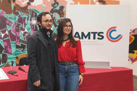 Gli studenti Giovanni Mirulla e Agata Rosselli con il logo Amts