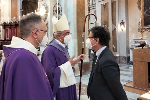un momento del dialogo tra monsignor Renna e il rettore Francesco Priolo insieme con don Antonino Sapuppo