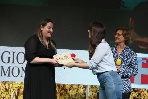 Un momento della consegna del premio a Barbara Pennisi