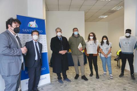 Nella foto da sinistra: Emiliano Abramo, il rettore Francesco Priolo, Walter Cerreti, il dg Giovanni La Via e alcuni giovani volontari della Comunità di Sant’Egidio 