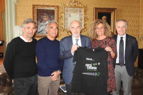 Il rettore Francesco Basile con gli organizzatori della Corri Catania