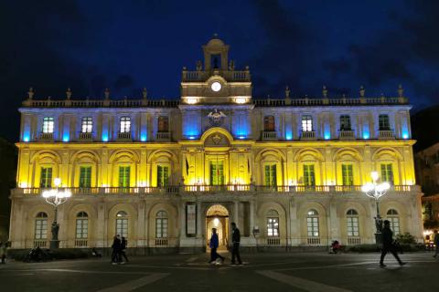 Il palazzo centrale dell'Università illuminato con i colori della bandiera ucraina