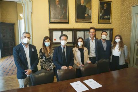 Un momento della sigla della convenzione