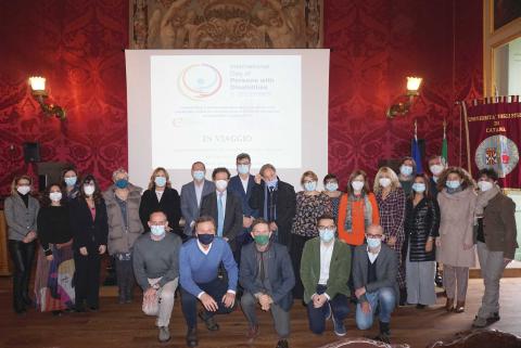 In foto il rettore Francesco Priolo, il presidente e direttore del Cinap, Massimo Oliveri e Maurizio Ucchino, insieme con i componenti del comitato di gestione, i docenti referenti e il personale del centro servizi