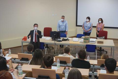 In foto il rettore Francesco Priolo mentre porge gli auguri ai candidati nella sede universitaria "Torre Biologica"