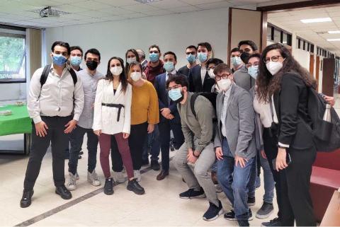 il presidente del corso di laurea triennale in Informatica Filippo Stanco insieme con alcuni studenti