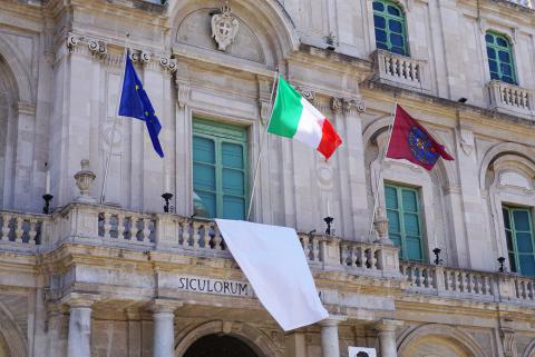 Lenzuolo bianco, Palazzo centrale