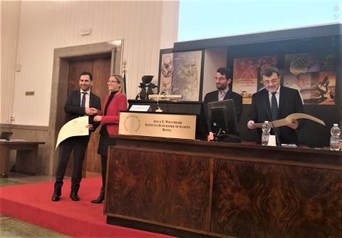 La prof.ssa Stefania Boccia premia il dott. Pietro Zuccarello