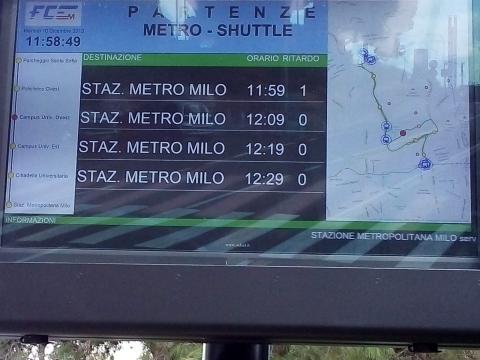 Palina intelligente alla fermata Metro Shuttle