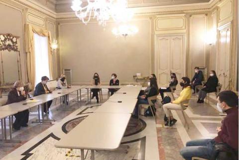 Il prefetto Maria Carmela Librizzi con i dieci laureandi